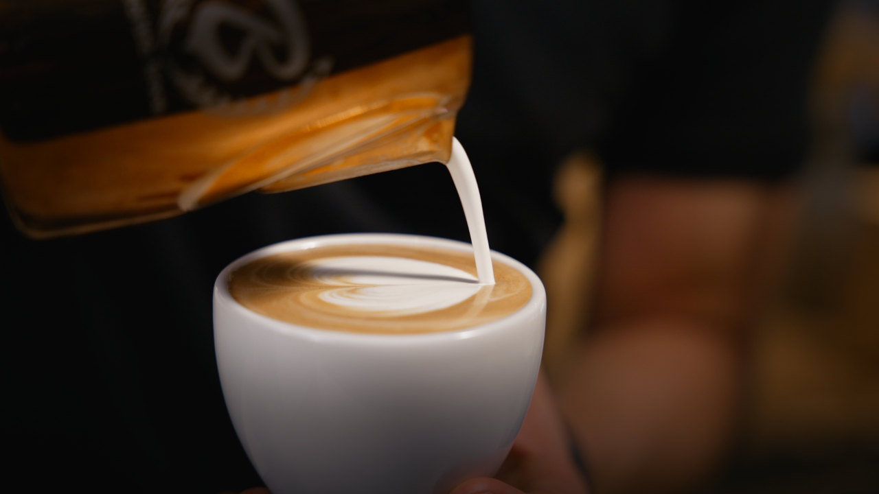 Latte Art mit Herzmotiv