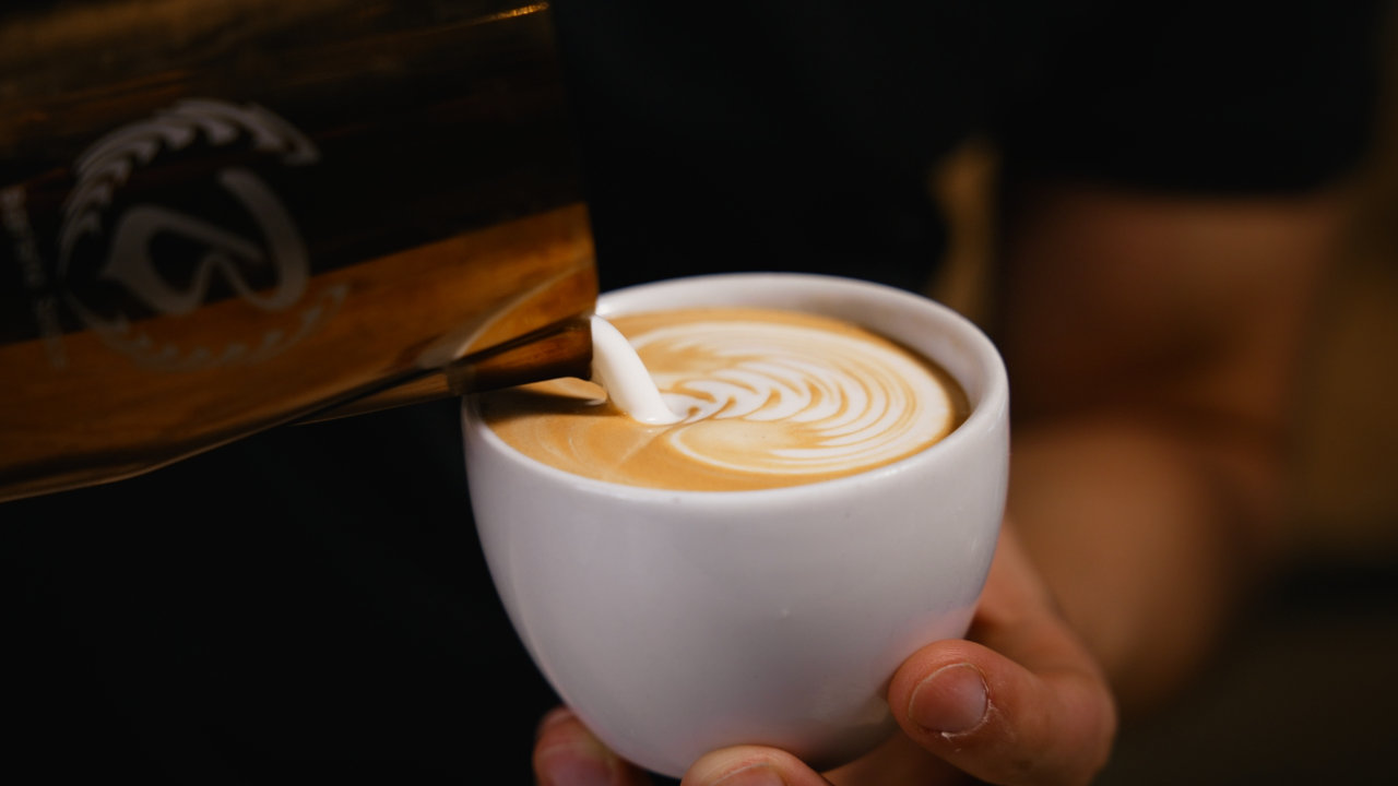 Latte Art mit Rosetta-Motiv