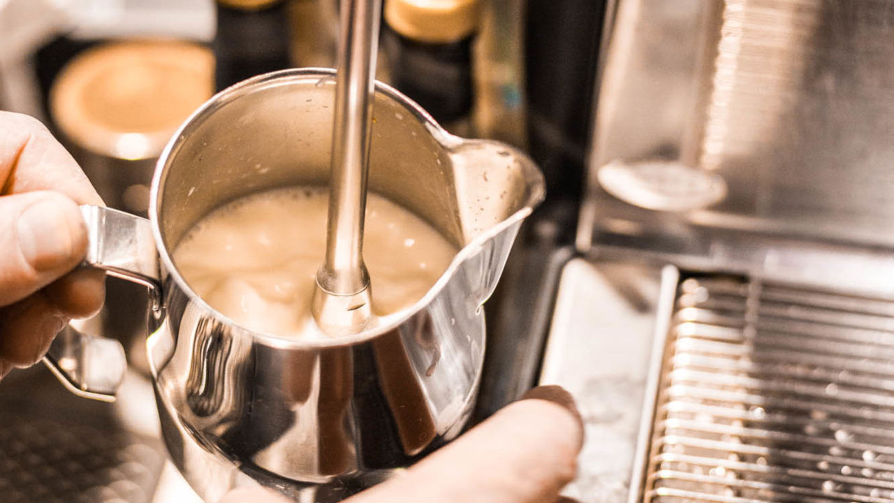 Milchkännchen wird richtig positioniert
