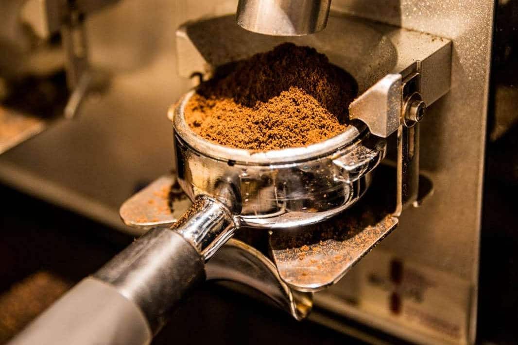 gemahlener kaffee in siebtraegermaschine
