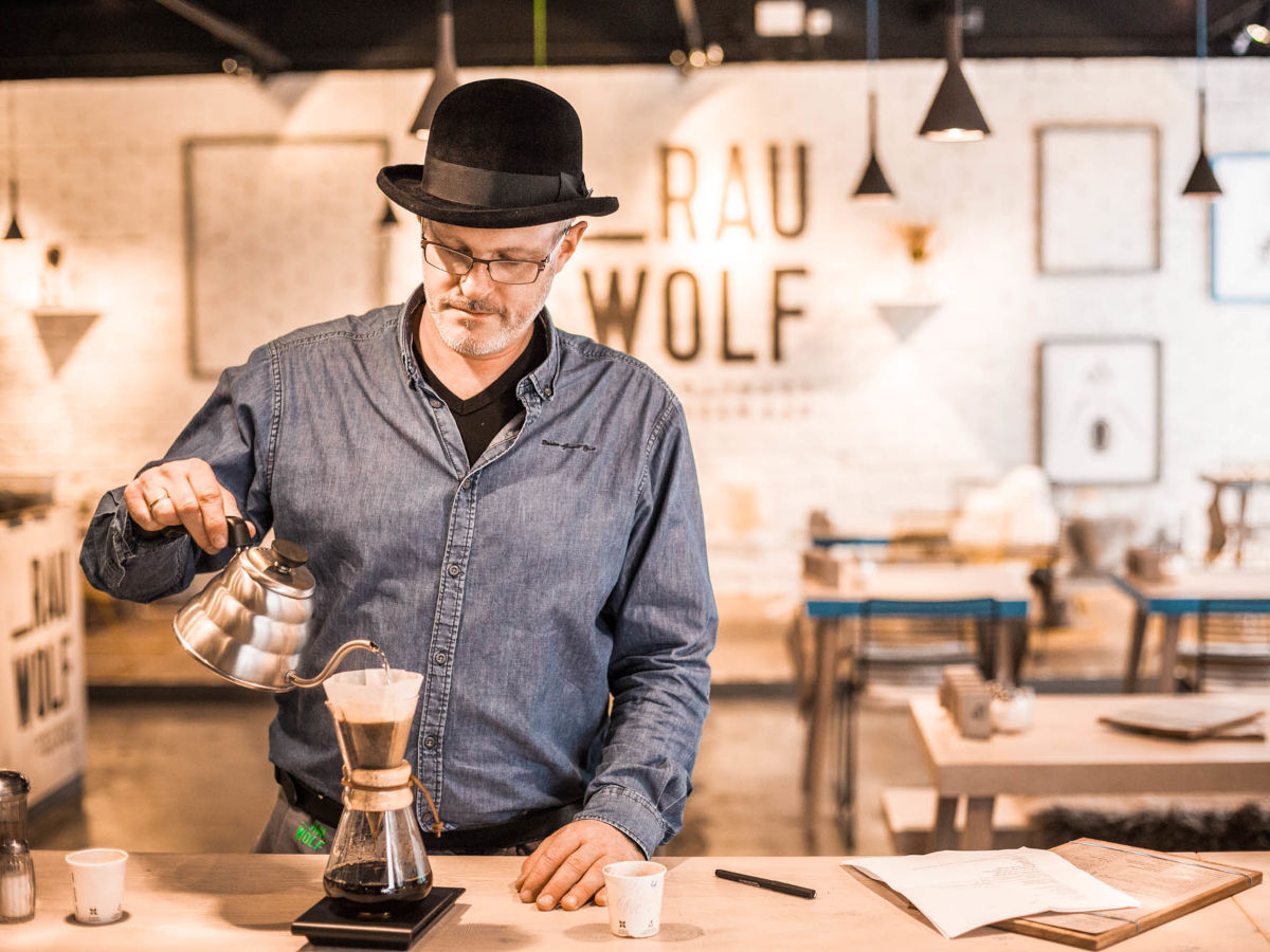 Röstmeister Michael misst seinen Kaffee genau ab