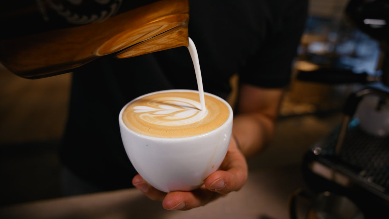 Latte Art mit Tulip-Motiv